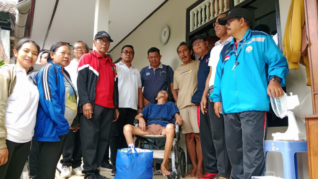 Camat Kuta Utara dan Perbekel Dalung Serahkan Kursi Roda, Sembako, dan Piagam Apresiasi untuk Warga